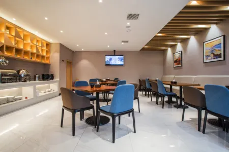 JURGONE Hotel (Wuhan Hankou Railway Station, Yangchahu Metro Station)