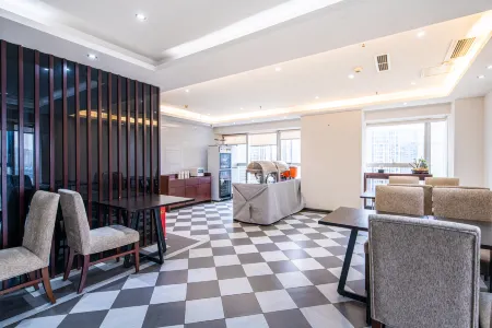 IGenie·Love Spirit E-sports Hotel (Chengdu Longquanyi Branch) Отели рядом с достопримечательностью «Sichuan Shifan Daxue Chenglong Xiaoqu Library»