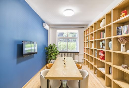 깔끔하게 정돈된 호텔 객실 침대