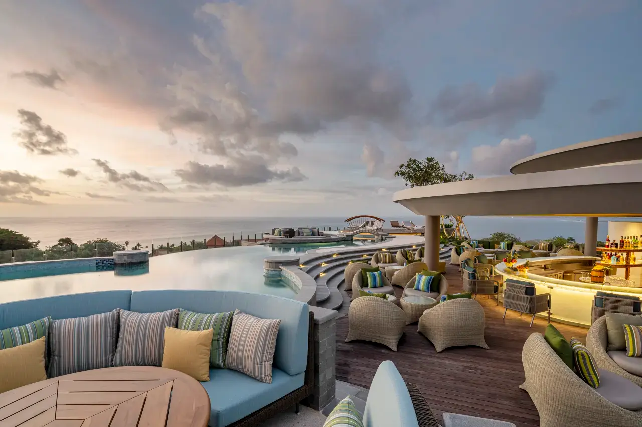 루프탑에서 바라본 드라마틱한 발리의 일몰