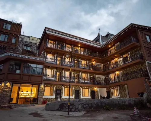 Xiaojin Qimuyizhan Homestay فنادق في شياوجين