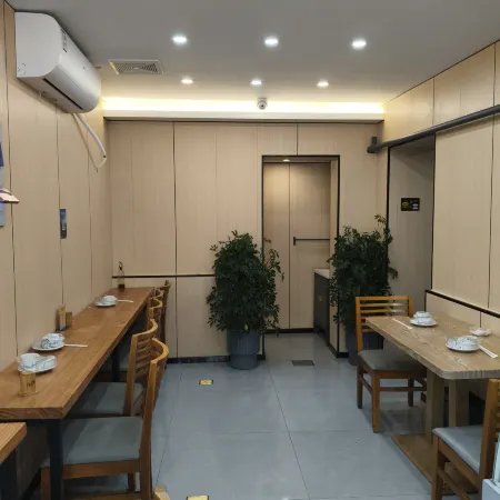 Jiumihutong Homestay Отели рядом с достопримечательностью «Протестантская церковь»