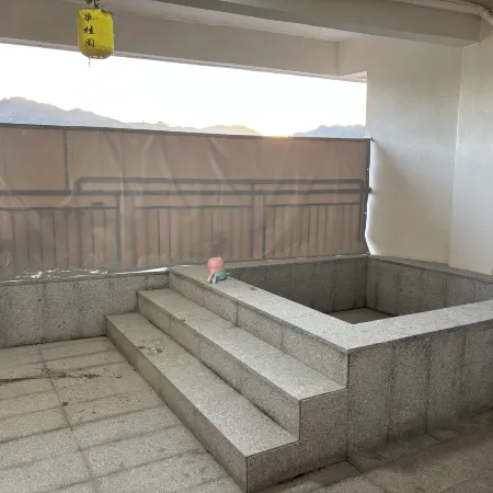 Huaguiyuan Hot Spring Hotel in Xinfeng County