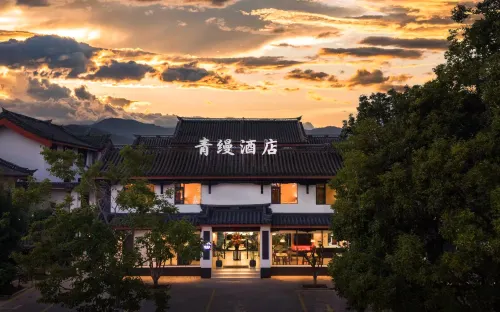 Qingman · Aesthetic Designer Homestay (Yiren Ancient Town Branch) - parking