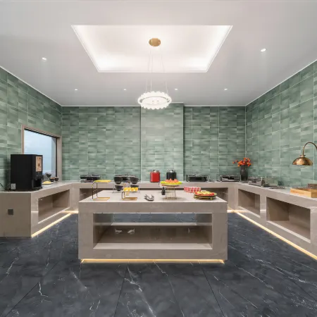 Yingyue International Hotel (Changsha Huanghua International Airport Longhua Subway Station)