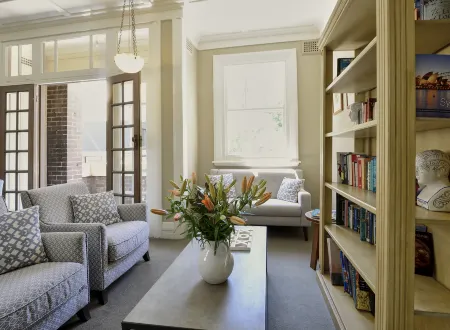 The Russell Hotel Отели рядом с достопримечательностью «Кадманс Коттедж»