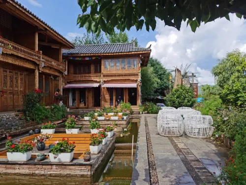 Floral Hotel·First sight of Huyun residential hotel in Lugu Lake