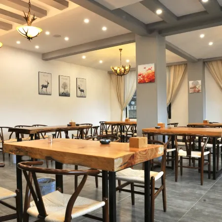 Siguniangshan Zhongshan Inn (Changpinggou Scenic Area)