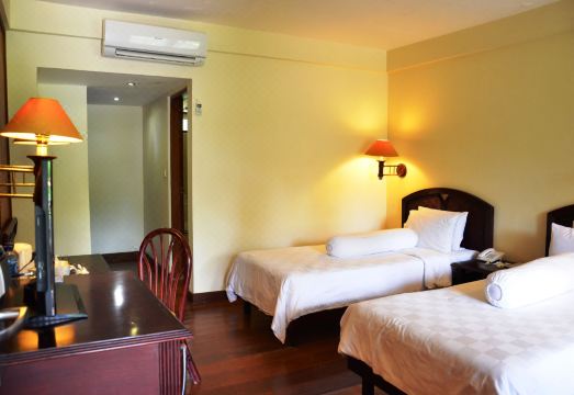 킬라 셍기기 비치 롬복의 아름다운 야외 수영장 사진