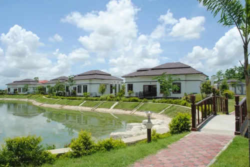 The Golden Lake Hotel - Parkplatz