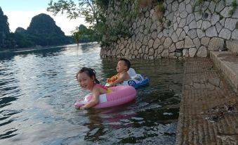 Guilin ln the water side Country House