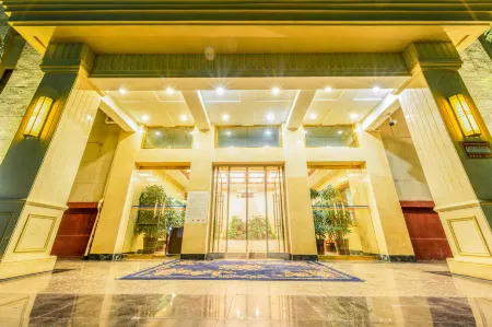 Hongshan Oxygen Fuyuan Hotel (Potala Palace Plaza) Отели рядом с достопримечательностью «Potala Palace»