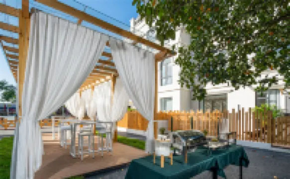 Pineapple Honey Resort B&B (Beihai Yintan Branch)