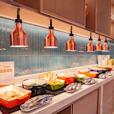 Home2 Suites by Hilton Shenzhen Baoan Отели рядом с достопримечательностью «Станция метро Pingzhou »