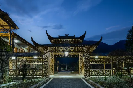 Floral Hotel · Escaping Maple Valley Hotel (Qinxin Garden)