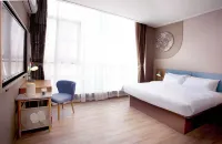 Homeinn · neo (Zhaoqing Seven Star Cave Paifang Xinghu International Plaza)