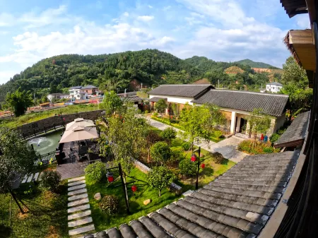 Three hundred mountain guest and leave lotus heart Отели рядом с достопримечательностью «Sanbaishan Mountain Scenic Area»