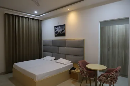 RADHA MADHAV HOTEL & BANQUETS Отели в г. Палвал