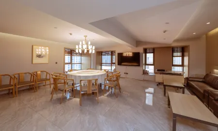 Luohe Yunshe High Altitude View Hotel (Zhujiang Road Food Street Wanda Branch) Отели рядом с достопримечательностью «Luoyang New District Gymnasium»