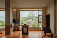 Nanxi · Spring Breeze Ten Miles Wild Luxury Resort Manor (Shennongjia Muyu) - Pools