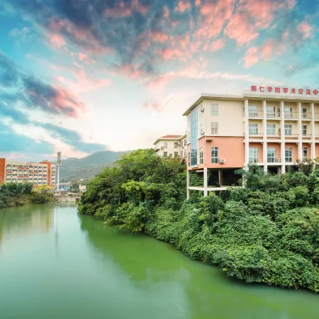 Tongren Mingde Lake Hotel (Tongren College)
