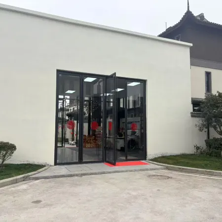 Lancheng Taohuayuan Wenquan Courtyard House (Honghu)