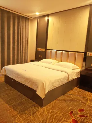 華都假日飯店（察布查爾鎮店） 察縣溫泉水上樂園附近的飯店