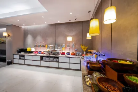 Homeinn Plus Hotel (Shanghai Zhangjiang Guanglan Road Subway Station) Отели рядом с достопримечательностью «Shanghai Pudong New Area Administration Institute»