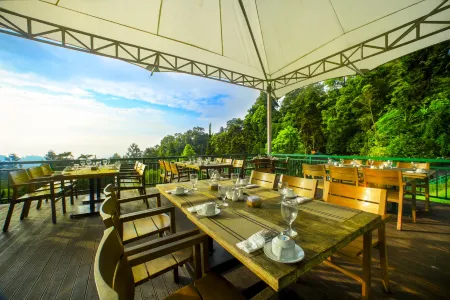 Puncak Pass Resort Отели рядом с достопримечательностью «Sunset Point Telaga Saat Puncak»
