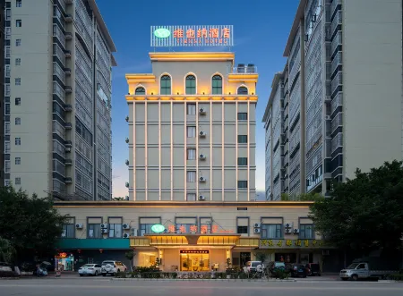 Vienna Hotel (Liucheng Hedong Avenue) Отели рядом с достопримечательностью «Hongma Mountain»