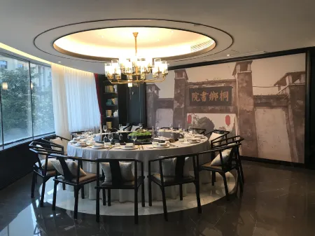 Oriental Grand Hotel (Tongxiang Central Wanxianghui Store)