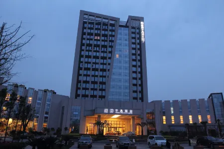 the Peninsula Hotel Отели в г. Вэйюань