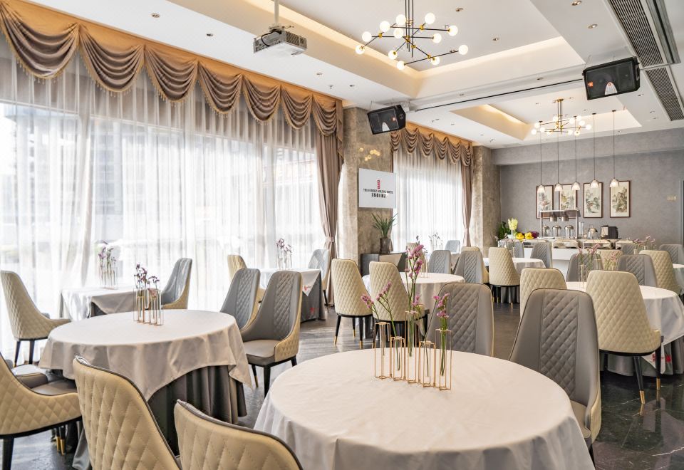 3. 조이 홀리데이 ..