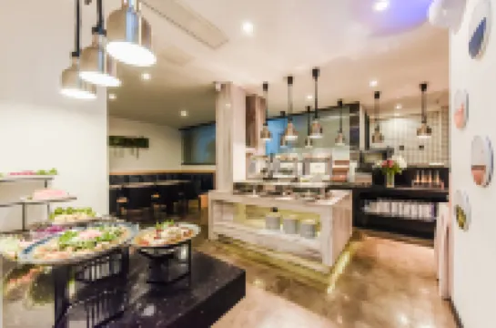 Crescent  M00n Hotel (Chengdu Chunxi Road Tianfu Square Metro Station)