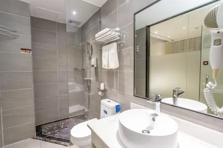 Celebrities Hotel (Yuchai Branch of Yulin Railway Station) Отели рядом с достопримечательностью «Wucai Tuanyuan Farmers Festival»