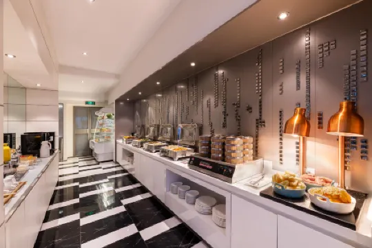 Crystal hotel Huangzhou XihuWulin square Отели рядом с достопримечательностью «Wanshouting»