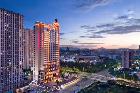 Ramada Plaza by Wyndham Dongguan Songshan Lake Отели рядом с достопримечательностью «Tangwei Ming and Qing Dynasties Ancient Village»