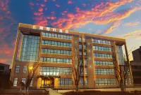 蘭頤軒酒店(蘭州中川機場T3客運大樓店) 鄰近中川小鎮的酒店