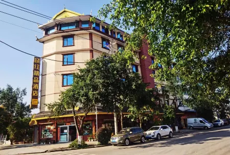 Jinggu Xiaohong Hotel Отели рядом с достопримечательностью «Mengwozongfu Temple»