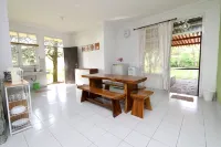 Villa ChavaMinerva Hanni Ciater with Pool Hotel a Sagalaherang