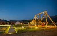 Shanman Homestay (Baihaba Scenic Area) Отели в г. Хабахэ