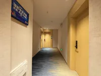 Yue'an Hotel (Urumqi High-Speed Railway Station North Square) 우루무치 호텔