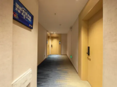 Yue'an Hotel (Urumqi High-Speed Railway Station North Square)