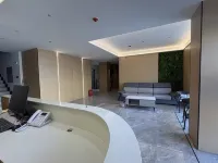 Amy Smart Hotel