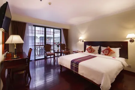 Smiling Deluxe Hotel