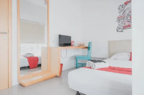 RedDoorz Plus @ Kapuk Business Park Hotels in North Jakarta