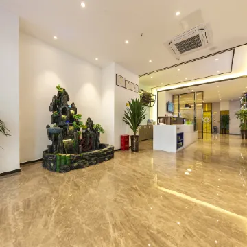 7Days Inn Premium Hotel (Zhengzhou Jiankang Road Zhengzhou People's Hospital Subway Station) Отели рядом с достопримечательностью «Хэнаньский экзаменационный центр для экзаменов гражданской службы, образовательный центр Huatu»