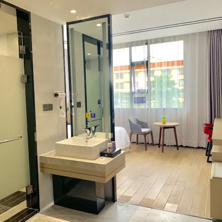 Unitour Hotel (Chongzuo Longzhou Hong Bajun Square)