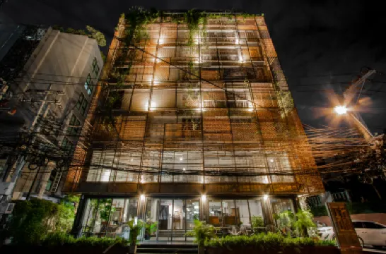 آي آر أون هوتل Hotels near محطة بي تي إس - ثونغ لو