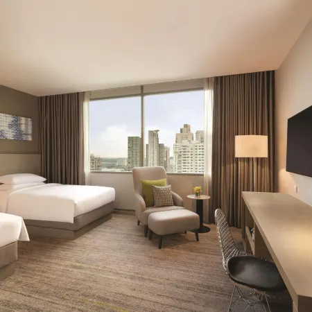 Hyatt Place Bangkok Sukhumvit 24 Отели рядом с достопримечательностью «Станция надземного метро Phrom Phong»